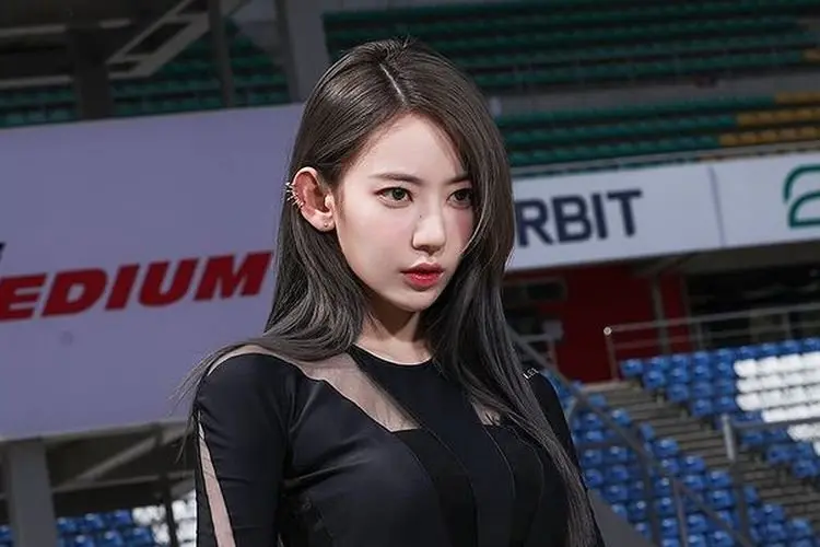 Sakura LE SSERAFIM Mengingat Pertemuan Pertama Tak Terduga dengan Ayahnya yang Asing di Fanmeeting