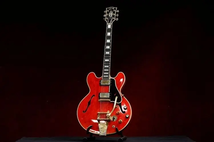 Gitar Gibson 1960 yang Hancur Saat Oasis Bubar Dilelang, Wow Harganya Fantastis!