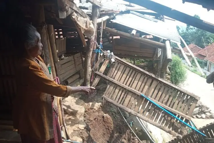 Derita Emak Anah Warga Bojongkoneng KBB Tinggal di Gubuk yang Sebagian Sudah Terkena Longsor 