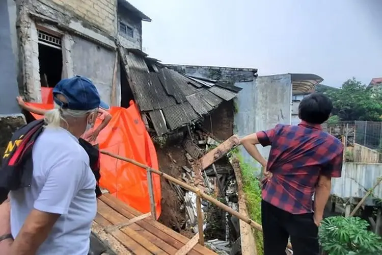 20 Menit Hujan Deras, Satu Unit Rumah Hancur, 6 KK di Kecamatan Bogor Selatan Terisolasi