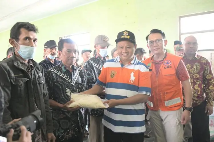 Uu Ruzhanul Serahkan 56 Ton Beras untuk Korban Banjir Ciamis
