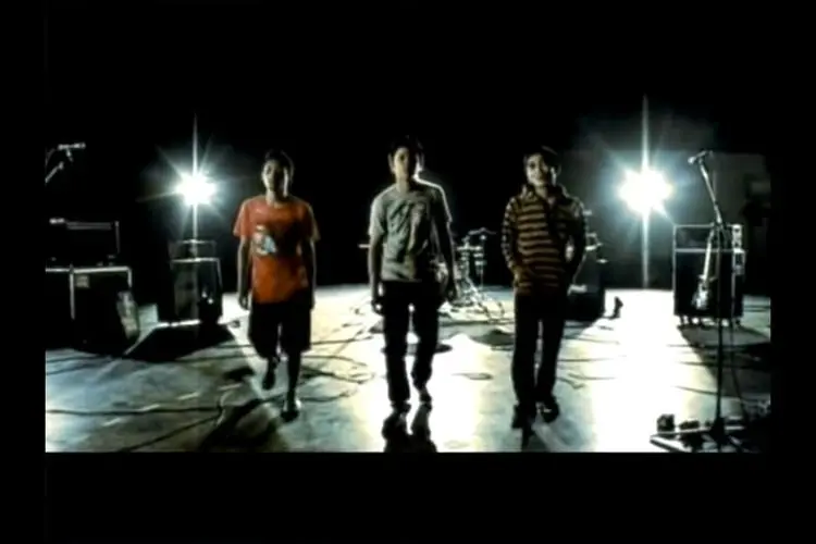 Lirik Laguâ Berdiri Teman â Close Head