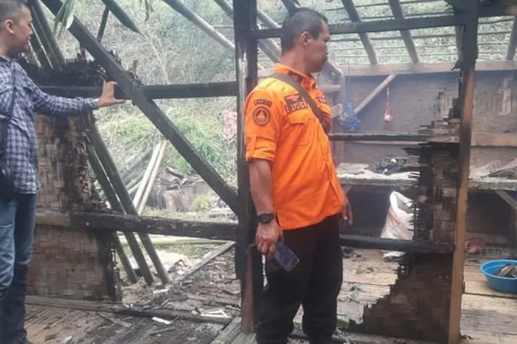 Diduga Korsleting Listrik, Sebuah Rumah Panggung di Saguling Ludes Dilalap si Jago Merah