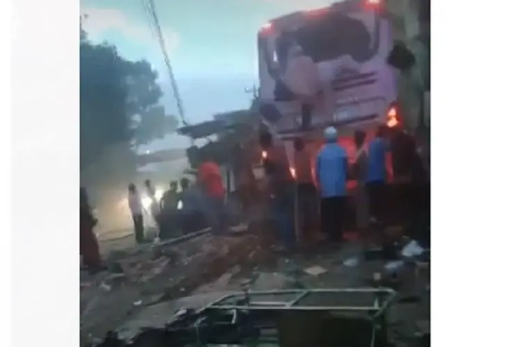 BREAKING NEWS: Puluhan Orang Terlibat Kecelakaan di Ciamis
