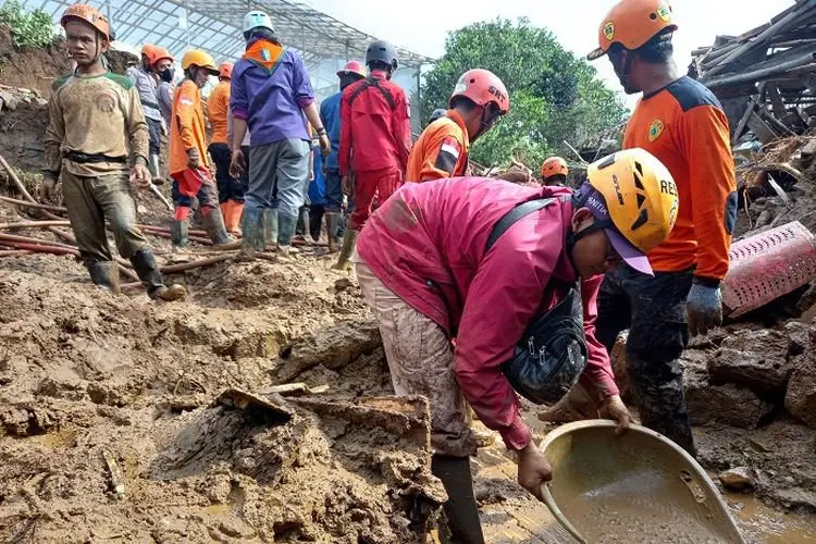 Jasad Neng Korban Bencana Tanah Longsor di Pasir Pogor Kabupaten Bogor Masih Hilang