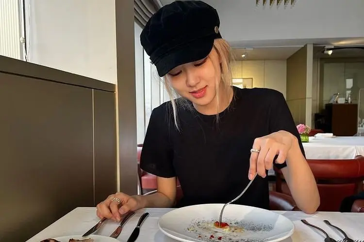 Rose BLACKPINK Ungkap Rahasia di Balik Tubuhnya yang Ramping: Tidak Makan Larut Malam
