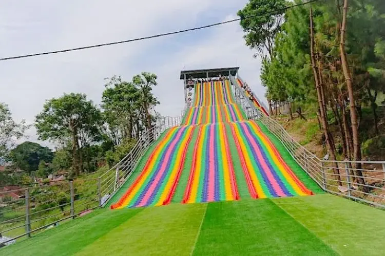 Pacu Adrenalin, Rainbow Slide Wahana Menangtang dari Floating Market