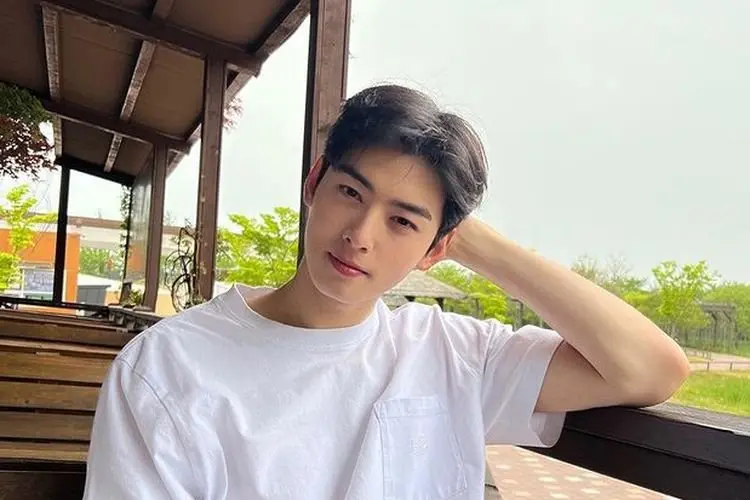 Cha Eun Woo Pernah Menangis dan Dicampakan, Netizen Korea Cari Tahu Mantan Pacar Sang Idol
