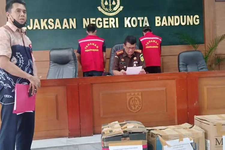 Diduga Korupsi, Dua Orang Pegawai Perum Damri Cabang Bandung Ditahan Kejari Bandung