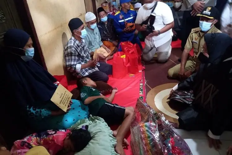 Risma Kunjungi Rumah Korban Bencana Tanah Longsor di Kampung Pasir Pogor