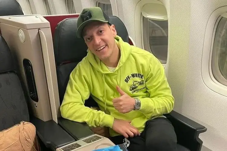 Tiba di Indonesia, Mesut Ozil Langsung Ketagihan Minum Jamu dan Makan Rendang
