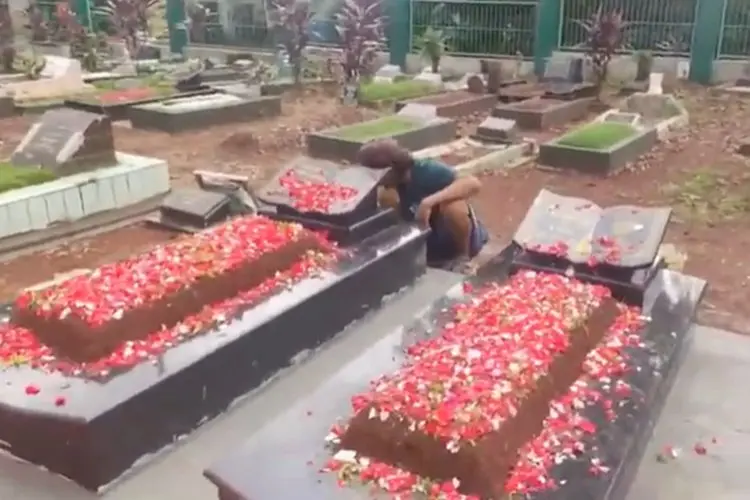 Makam Vanessa Angel dan Bibi Andriansyah Dipasangi Marmer