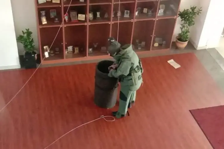 Gedung DPRD 'Diteror' Bom, 20 Personel Jihandak Lakukan Tindakan Represif