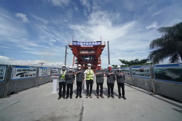 Pemasangan Girder Box dari Casting Yard 4 Arah Stasiun Tegalluar KCJB Rampung