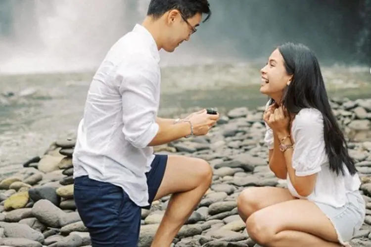 Maudy Ayunda Bagikan Momen Saat Dilamar Sang Suami di Depan Air Terjun