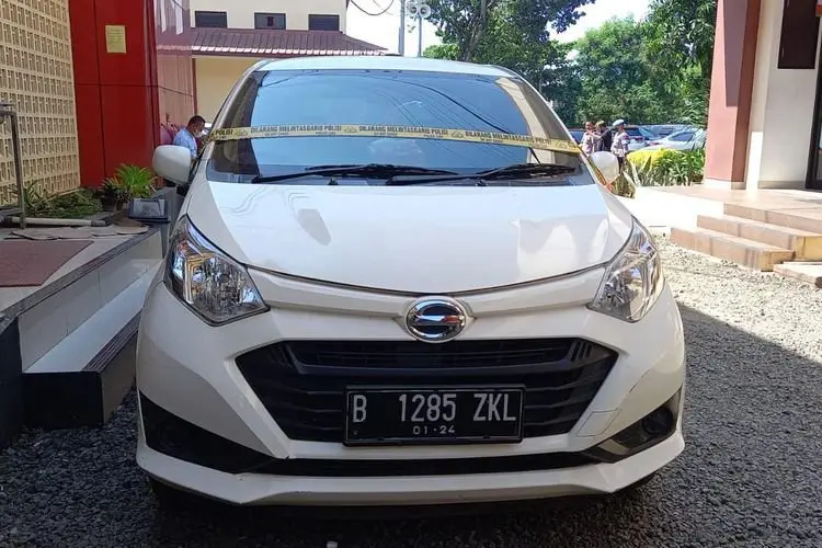 Diijerat Pakai Kabel Charger, ZB Wanita Paruh Baya Dibunuh Dalam Mobil  Sedan