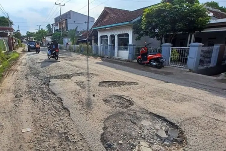 Warga Garut Keluhkan Kerusakan Jalan Sepanjang Bandrek Cibatu