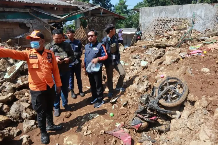 Kunjungi Lokasi Tanah Longsor, JQR Salurkan Bantuan Kepada Para Korban Terdampak