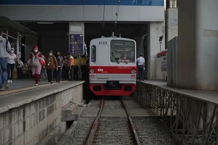 Penumpang Membeludak di Manggarai, Ini Alasan KAI Berlakukan Rute Baru KRL