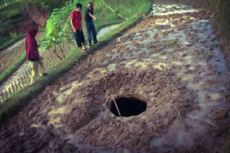 Warga Geger! Muncul Lubang Misterius 10 Meter Disertai Suara Gemuruh di Cikalongwetan KBB