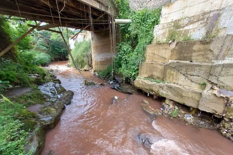 Sungai Cimeta di KBB Berwarna Merah Darah, DLH Jabar Akhirnya Ambil Sikap