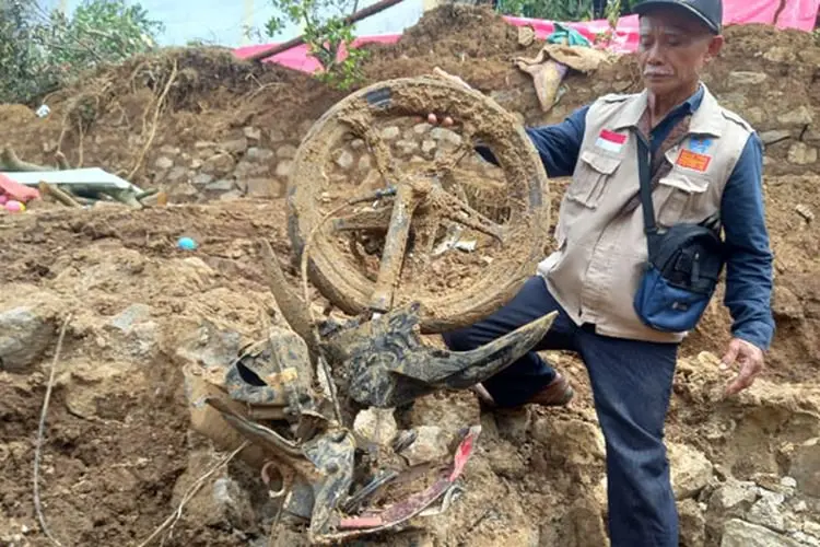 Bruk! Tanah Longsor Lagi, Dua Rumah di Bogor Rusak
