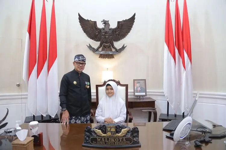 Asyiknya Para Pelajar Ini Bisa Duduk di Kursi Wali Kota Bogor