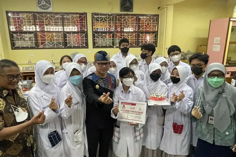 Meriahkan HJB Kota Bogor, Bima Arya Beri Kado e-KTP Kepada Para Pelajar