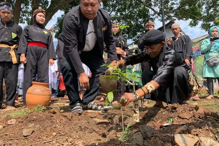 Protes Bale Pinton Situ Ciburuy Dibongkar Pemerintah, Seniman dan Budayawan KBB Gelar Upacara Ngalokat Cai