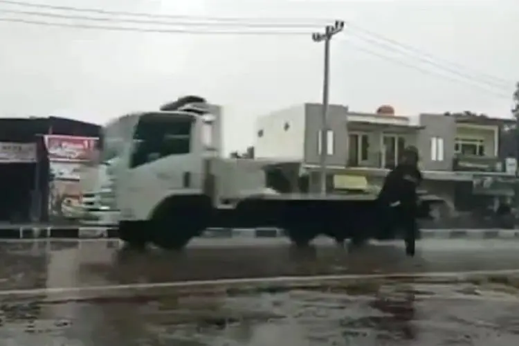 Kronologi Bocah 14 Tahun di Soreang Tertabrak Truk Saat Bikin Konten Video