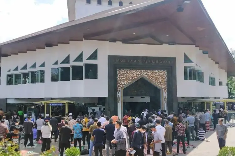Sholat Gaib untuk Eril, Ribuan Jemaah Padati Masjid Al Ukhuwah Bandung