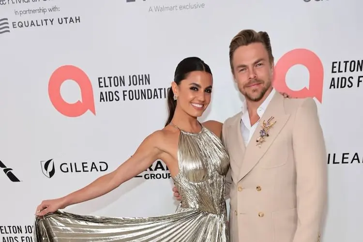 Derek Hough dan Hayley Erbert Resmi Tunangan Setelah 7 Tahun Pacaran, Simply Troy Jadi Saksi!