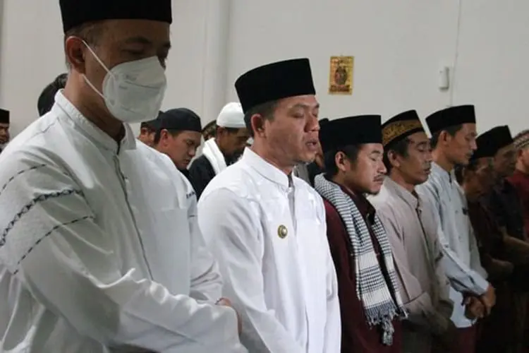 Jemaah Masjid Al Barokah Soreang Gelar Shalat Gaib untuk Eril