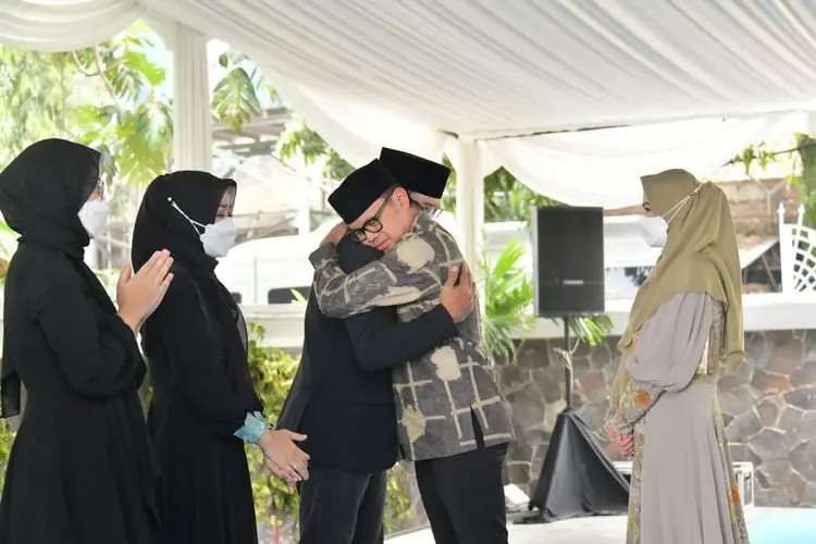 Bima Beri Pelukan Menguatkan untuk Ridwan Kamil
