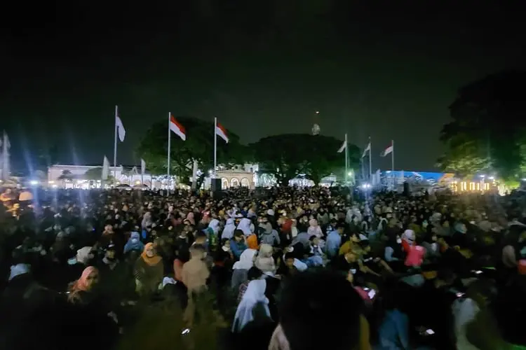 Peringati HJB Kota Bogor, Warga Antusias Nonton Layar Tancap di Alun-alun