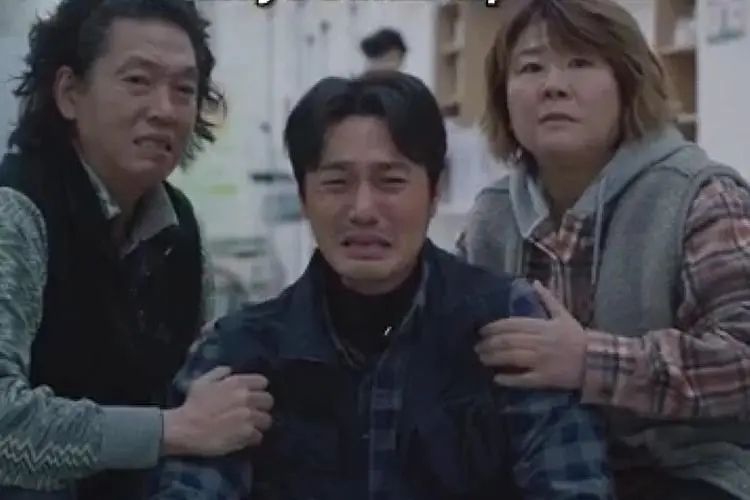 Spoiler Our Blues Episode 18: Yeong Joo Alami Kontraksi, Ho Sik dan In Gwon Histeris