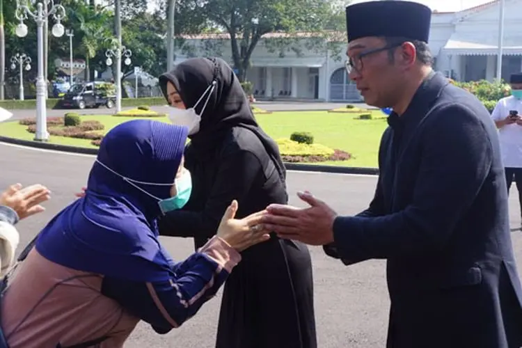 Tetap Berdiri Tegar dan Tabah, 15 Menit Ridwan Kamil dan Atalia Praratya Temui Warga di Halaman Gedung Pakuan