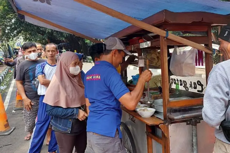 Ditraktir Bakso Saat Takziah Mendiang Eril di Gedung Pakuan, Warga: Alhamdulillah, Terima Kasih Ridwan Kamil
