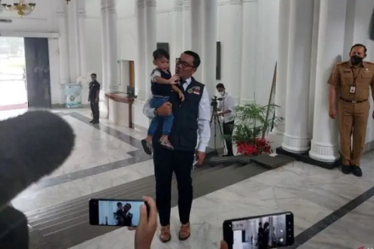 Kembali Bertugas, Ridwan Kamil Ajak Arkana ke Gedung Sate