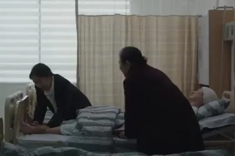 Spoiler Our Blues Episode 19: Kang Ok Dong Berikan Perpisahan Terakhir pada Chun Hee, Ini yang Dilakukannya