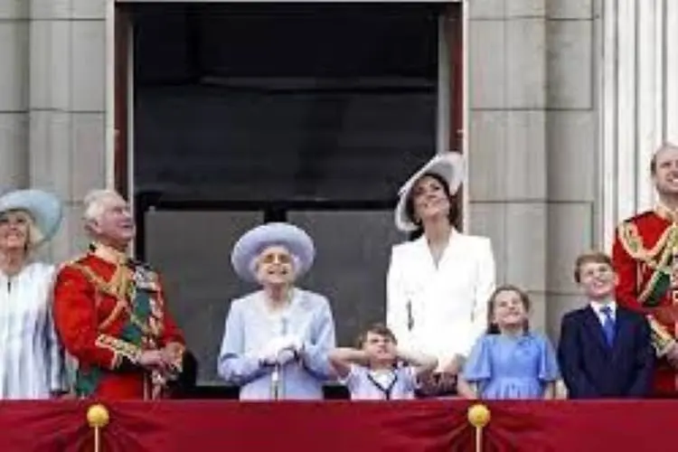 Begini Gaya Fesyen Ratu Elizabeth II dan Keluarga Saat Rayakan Acara Akhir Platinum Jubilee