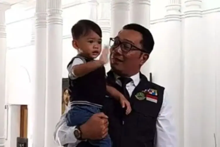 Hari Pertama Berdinas, Ridwan Kamil Sambil Gendong Anak Bungsunya: Alhamdulillah Sehat
