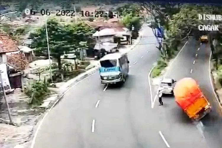 Kecelakaan Mengerikan di Tikungan Maut Nagrek, Truk Timpa Minibus, Kata Polisi Tak Ada Korban Jiwa