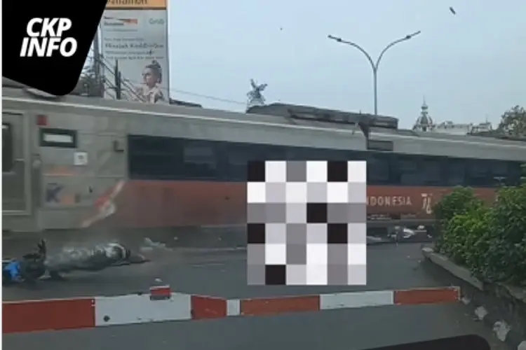 Nekat Terobos Palang Pintu, Pengendara Motor di Karawang Tewas Tersambar Kereta Api