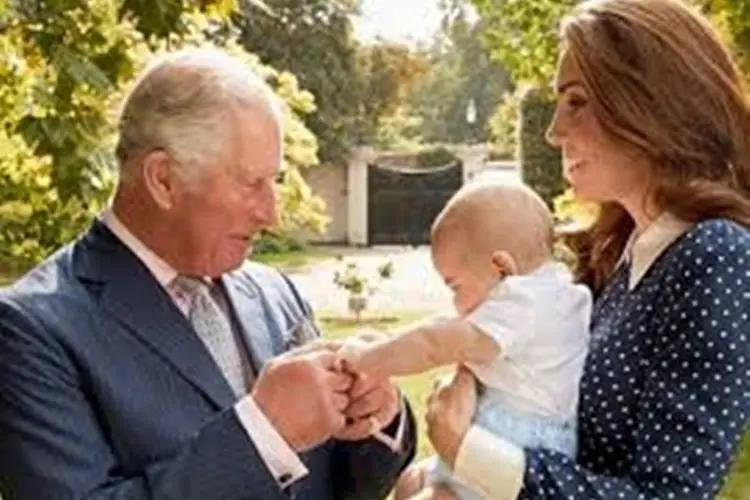 Pangeran Charles Buktikan Kakek yang Baik, Gendong Pangeran Louis di Acara Platinum Jubilee