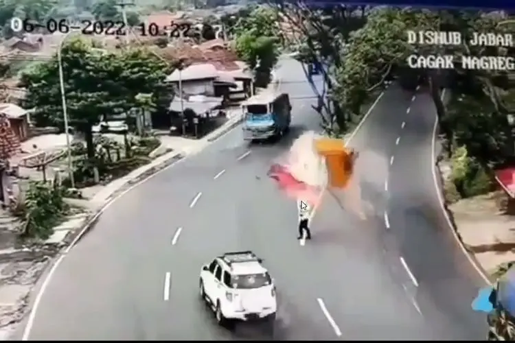Viral Video Polisi Lalu Lintas Terhindar Dari Maut di Cagak Nagreg