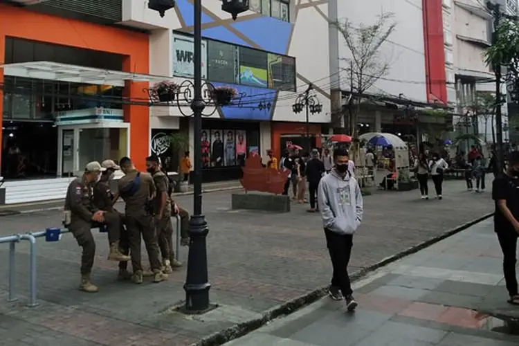 Satpol PP Kota Bandung Akui Kesulitan Tertibkan PKL di Kawasan Alun alun
