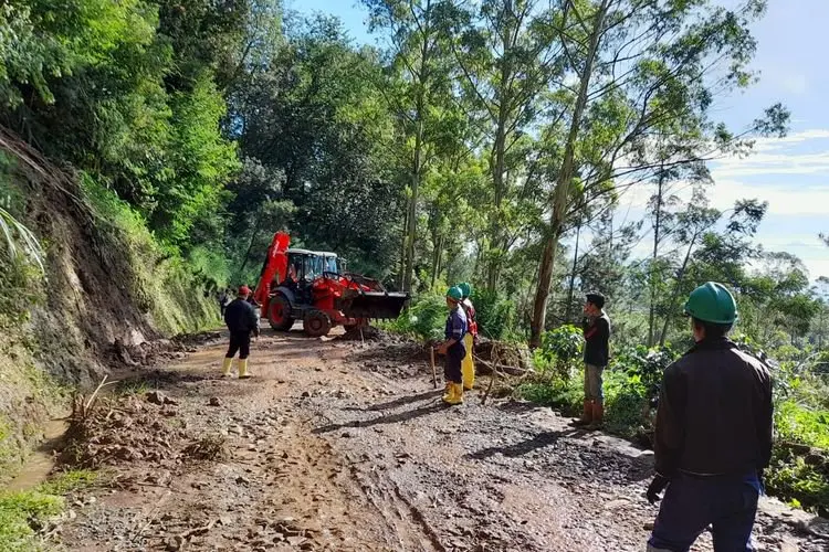 Bukti Kepedulian Terhadap Warga Sekitar, GeoDipa Perbaiki Jalan Longsor Akibat Hujan Deras  Â 