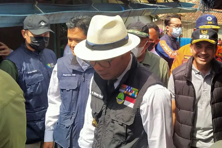 Ridwan Kamil Tinjau Lokasi Jembatan Rubuh Akibat Luapan Sungai Ciwidey