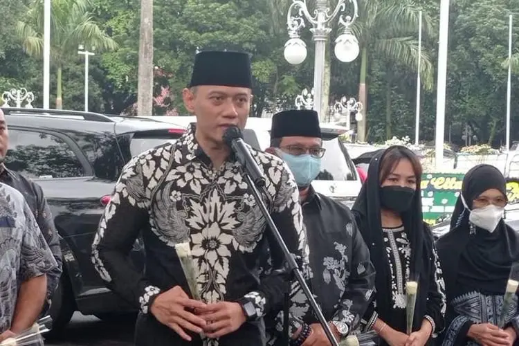 Berbisik Kepada Ridwan Kamil, AHY Berikan Dukungan Agar Tabah